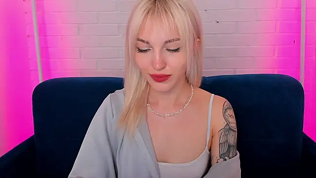 Snapshot of LisaFoxyMe chatting on 07-09-26, 01:42 LisaFoxyMe online show from 07-09-26, 01:42