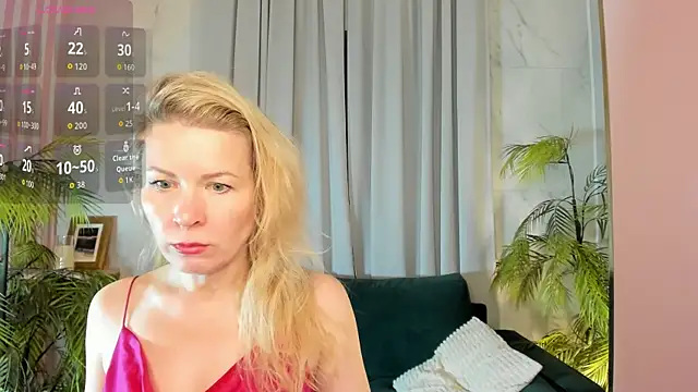 Snapshot of Julia_Giulia chatting on 04-19-26, 11:42 Julia Giulia online show from 04-19-26, 11:42