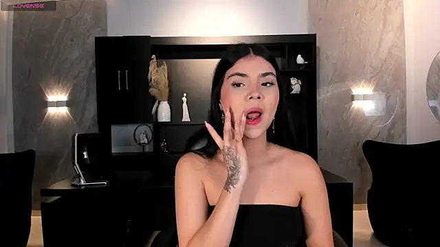 Snapshot of MiaLaurence chatting on 06-16-26, 07:38 MiaLaurence online show from 06-16-26, 07:38