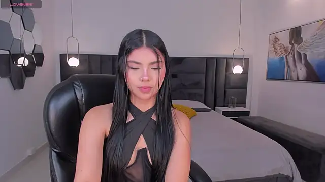 Snapshot of MiaLaurence chatting on 06-25-26, 11:37 MiaLaurence online show from 06-25-26, 11:37