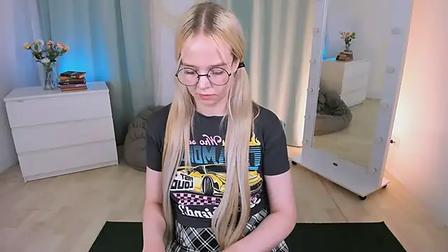 BellaMontgomery online show from 05-18-26, 04:07