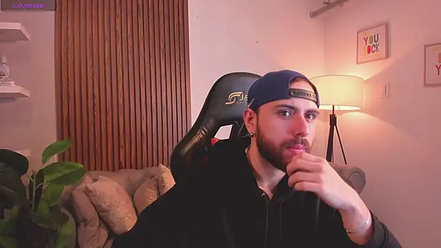 Snapshot of Maximo_Wolff chatting on 04-13-26, 01:11 Maximo Wolff online show from 04-13-26, 01:11