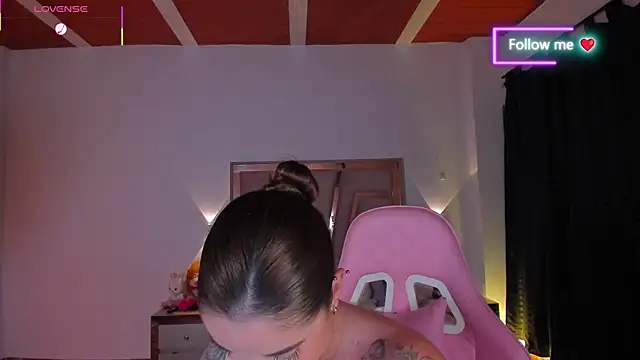 lunaarose online show from 04-11-26, 07:45