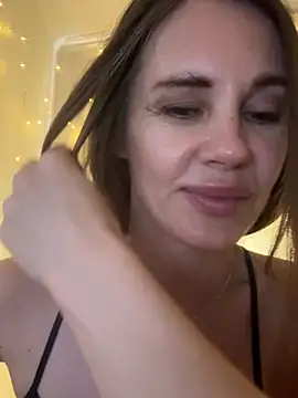 Snapshot of LucieMack chatting on 06-23-26, 05:49 LucieMack online show from 06-23-26, 05:49