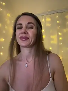 Snapshot of LucieMack chatting on 06-24-26, 05:56 LucieMack online show from 06-24-26, 05:56