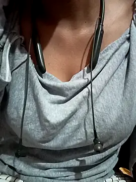 kaviyaponnu0987 online show from 04-01-26, 09:01