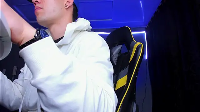 Snapshot of alexgiraldo__ chatting on 10-23-25, 02:11 alexgiraldo online show from 10-23-25, 02:11