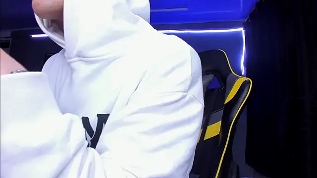 Snapshot of alexgiraldo__ chatting on 10-29-25, 10:17 alexgiraldo online show from 10-29-25, 10:17