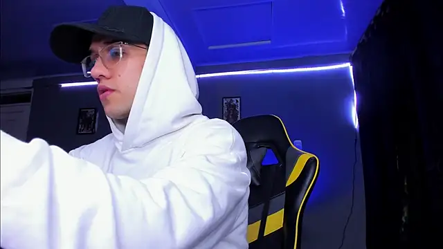 Snapshot of alexgiraldo__ chatting on 10-30-25, 10:16 alexgiraldo online show from 10-30-25, 10:16