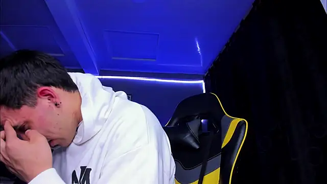 Snapshot of alexgiraldo__ chatting on 10-31-25, 04:35 alexgiraldo online show from 10-31-25, 04:35