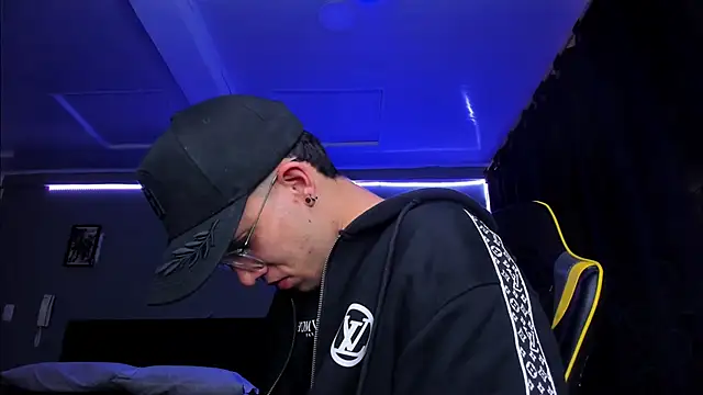 Snapshot of alexgiraldo__ chatting on 11-03-25, 11:33 alexgiraldo online show from 11-03-25, 11:33