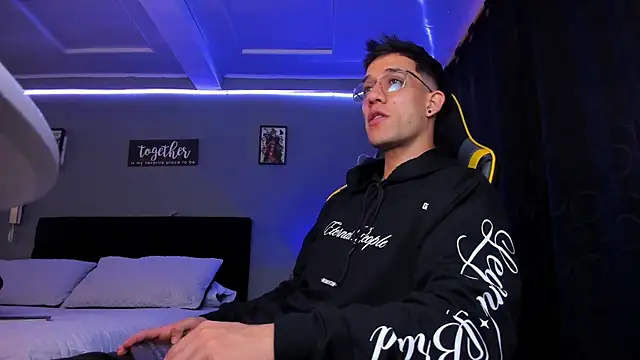 Snapshot of alexgiraldo__ chatting on 12-02-25, 11:48 alexgiraldo online show from 12-02-25, 11:48