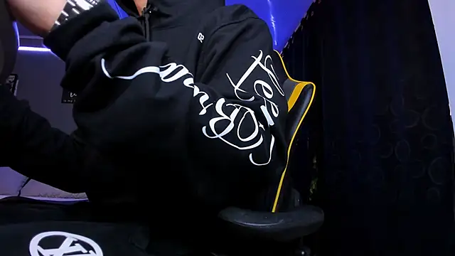 Snapshot of alexgiraldo__ chatting on 12-04-25, 12:25 alexgiraldo online show from 12-04-25, 12:25