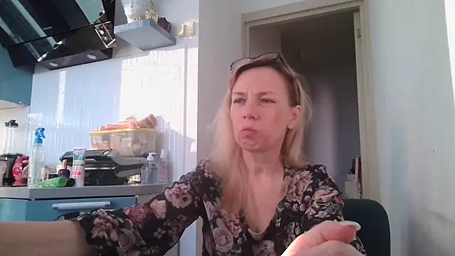 Snapshot of Sweetmurrr chatting on 06-20-26, 02:14 Sweetmurrr online show from 06-20-26, 02:14