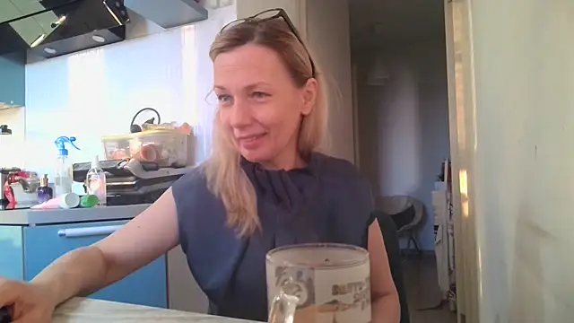 Snapshot of Sweetmurrr chatting on 06-22-26, 01:40 Sweetmurrr online show from 06-22-26, 01:40
