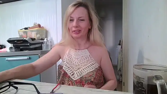 Snapshot of Sweetmurrr chatting on 06-26-26, 02:05 Sweetmurrr online show from 06-26-26, 02:05