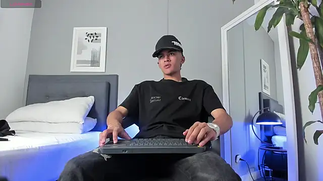 Snapshot of Tylerffoxx chatting on 09-13-25, 08:30 Tylerffoxx online show from 09-13-25, 08:30