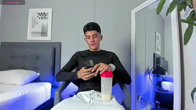 Snapshot of Tylerffoxx chatting on 09-22-25, 09:17 Tylerffoxx online show from 09-22-25, 09:17