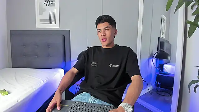 Snapshot of Tylerffoxx chatting on 09-23-25, 11:41 Tylerffoxx online show from 09-23-25, 11:41