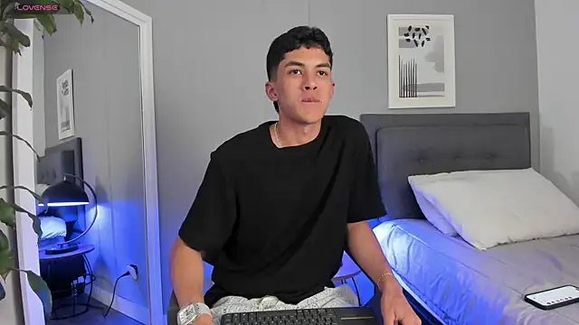 Snapshot of Tylerffoxx chatting on 10-06-25, 10:40 Tylerffoxx online show from 10-06-25, 10:40