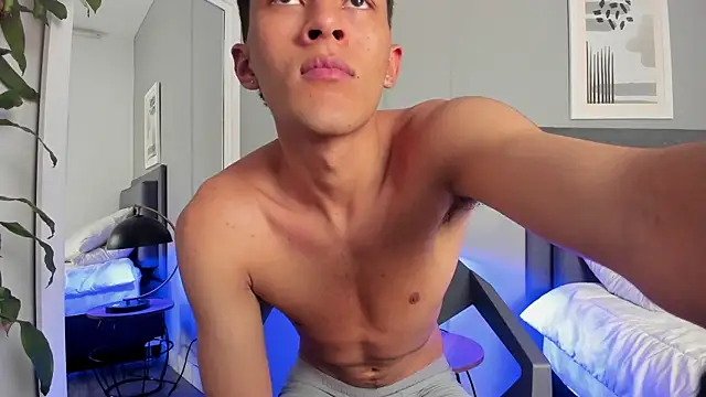 Snapshot of Tylerffoxx chatting on 10-11-25, 08:29 Tylerffoxx online show from 10-11-25, 08:29