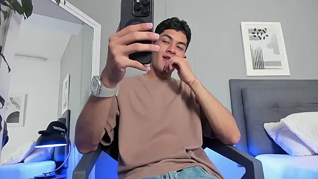 Snapshot of Tylerffoxx chatting on 10-14-25, 08:09 Tylerffoxx online show from 10-14-25, 08:09