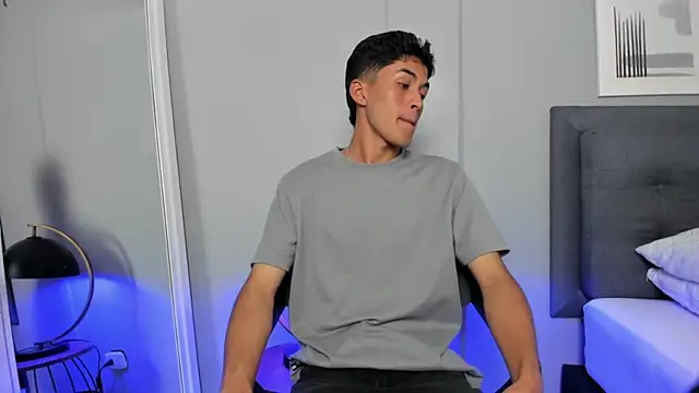 Snapshot of Tylerffoxx chatting on 11-11-25, 07:36 Tylerffoxx online show from 11-11-25, 07:36