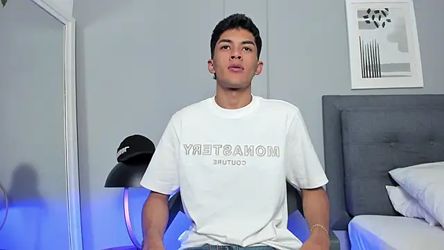 Snapshot of Tylerffoxx chatting on 11-21-25, 09:02 Tylerffoxx online show from 11-21-25, 09:02