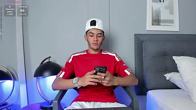 Snapshot of Tylerffoxx chatting on 02-06-26, 09:18 Tylerffoxx online show from 02-06-26, 09:18