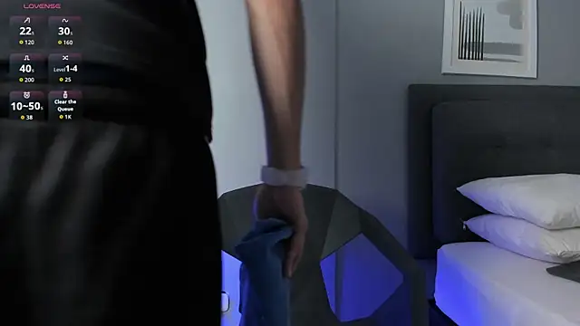 Snapshot of Tylerffoxx chatting on 02-25-26, 10:19 Tylerffoxx online show from 02-25-26, 10:19