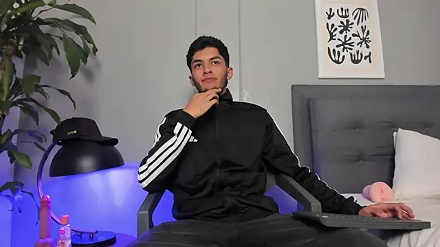 Snapshot of Tylerffoxx chatting on 06-19-26, 09:51 Tylerffoxx online show from 06-19-26, 09:51
