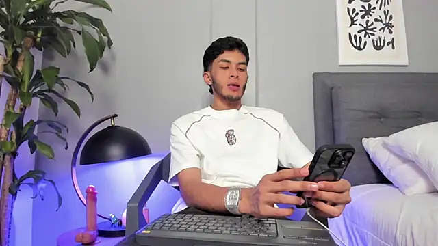 Snapshot of Tylerffoxx chatting on 06-26-26, 11:09 Tylerffoxx online show from 06-26-26, 11:09