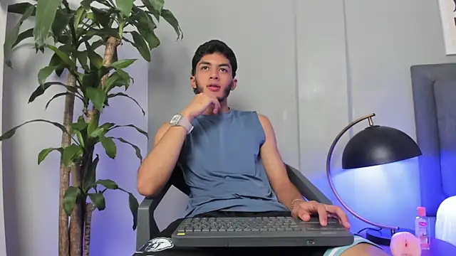 Snapshot of Tylerffoxx chatting on 07-14-26, 10:26 Tylerffoxx online show from 07-14-26, 10:26