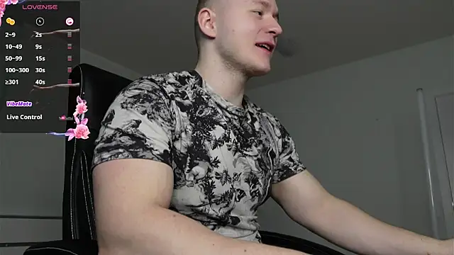 Snapshot of Richard_Dullas chatting on 04-08-26, 04:18 Richard Dullas online show from 04-08-26, 04:18