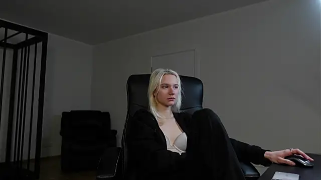 Laura Chaplin online show from 02-08-26, 06:28