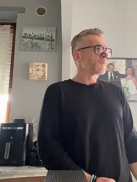 Axl hot online show from 03-06-26, 01:07