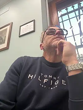 Axl hot online show from 03-20-26, 04:45