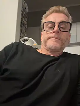 Axl hot online show from 04-05-26, 11:46