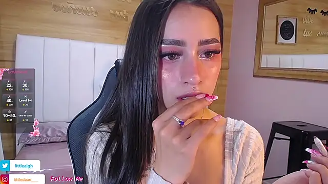 Snapshot of Abril_Velvet_a_ chatting on 10-08-25, 12:58 Abril Velvet a online show from 10-08-25, 12:58