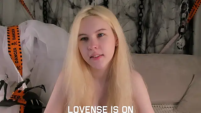 ElizSpieth online show from 11-04-25, 01:05