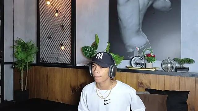AlanCutee online show from 05-13-26, 01:30