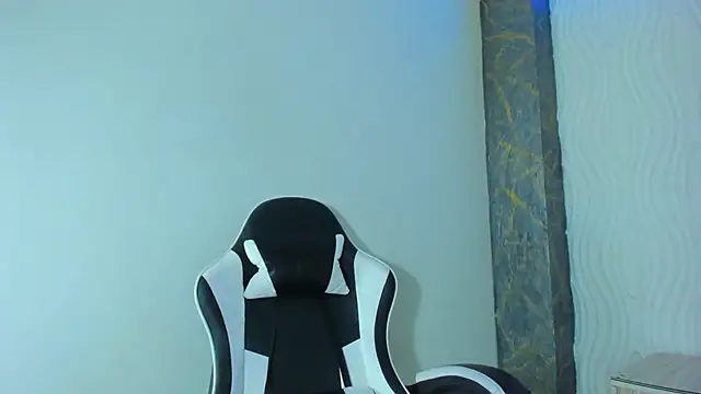 Snapshot of Raven_Rouge_ chatting on 06-12-26, 12:37 Raven Rouge online show from 06-12-26, 12:37