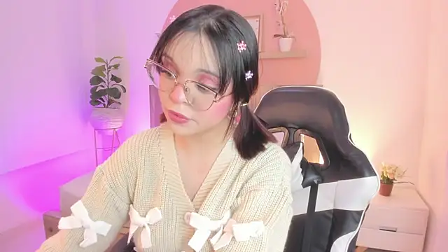 Snapshot of Clara_Luu chatting on 06-07-26, 03:32 Clara Luu online show from 06-07-26, 03:32