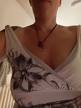 Sophierob1 online show from 06-17-26, 06:49