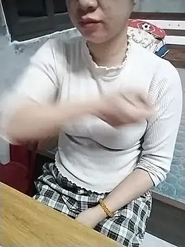 Snapshot of Mie_rose chatting on 01-14-26, 12:27 Mie rose online show from 01-14-26, 12:27