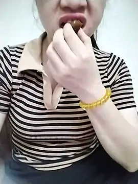 Snapshot of Mie_rose chatting on 02-17-26, 06:32 Mie rose online show from 02-17-26, 06:32