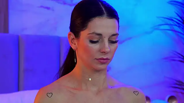 EllyLynn online show from 12-18-25, 08:26