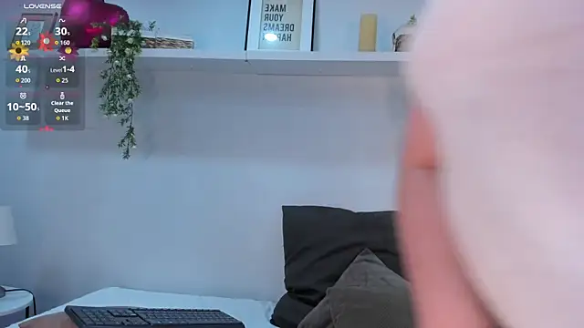 Nicolle Evanss  online show from 04-10-26, 04:28