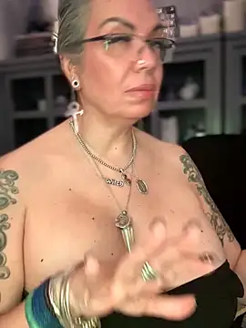 dieseldame1313 online show from 03-05-26, 05:58