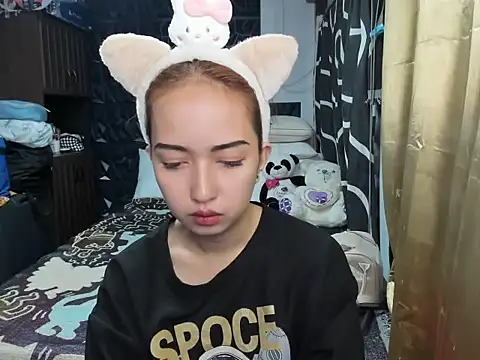 Snapshot of Soft_Angel8 chatting on 12-18-25, 05:46 Soft Angel8 online show from 12-18-25, 05:46